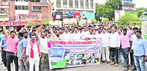 రాజకీయ కుట్రతోనే రేషన్‌ వెహికల్స్‌ రద్దు 