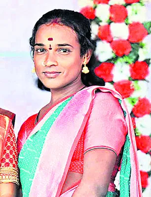 రైలు ఢీకొని ట్రాన్స్‌జెండర్‌ దుర్మరణం