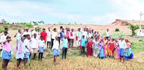 గిరిజనులకు భూ పట్టాలు ఇవ్వాలి 