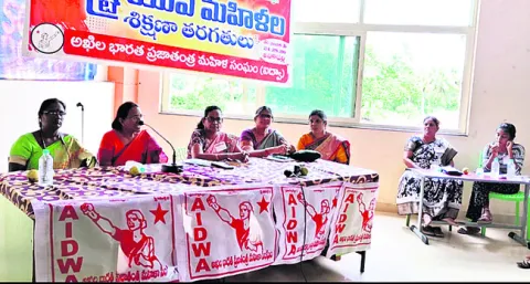 యోగాంధ్రతో మభ్యపెడుతున్న కూటమి ప్రభుత్వం 