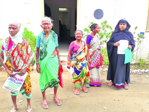 ఇంకా అందని కొత్త పింఛన్లు