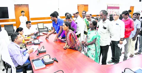 బారులు తీరి.. గోడు వినిపించి