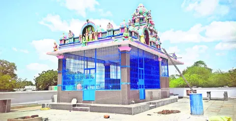 ఆలయ ప్రతిష్టోత్సవాలకు రాజకీయ రంగు
