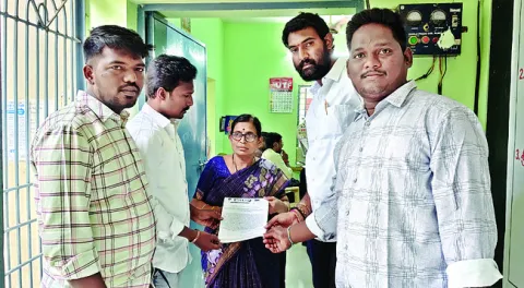 పాఠ్యపుస్తకాల దోపిడీ అరికట్టాలి 