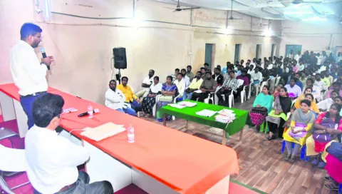 భూ సమస్యల పరిష్కారంలో సర్వేయర్ల పాత్ర కీలకం 