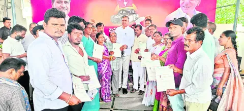హామీలను పక్కన బెట్టి అందాల పోటీలా?