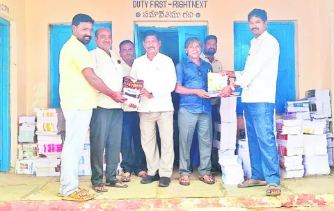 పాఠ్య పుస్తకాల పంపిణీ 