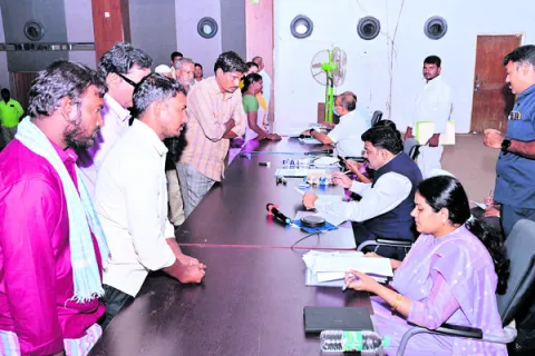 అర్జీలు చూడని అధికారులపై చర్యలు