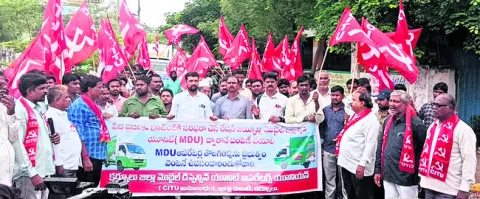 ఎండీయూ ఆపరేటర్లను కొనసాగించాలి