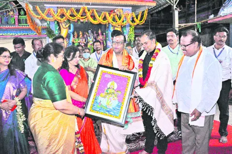 పుష్కరస్నానం ఆచరించిన సీఎస్‌ దంపతులు
