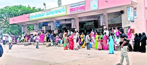 బస్టాండ్‌ కిటకిట..