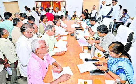 అర్జీల పరిష్కారంపై ప్రజల్లో సంతృప్తి లేదు 