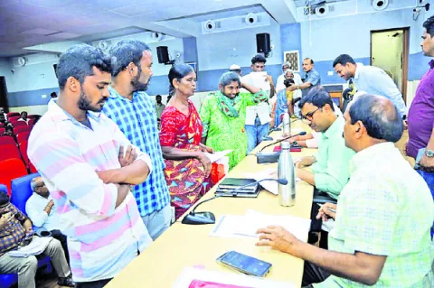 వినతులు పరిష్కరించండి..