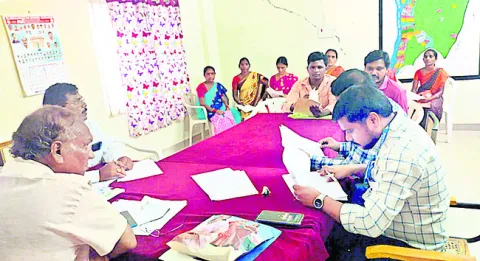 మొరం తవ్వకాలు నిలిపేయాలి 