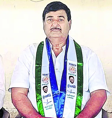 నాయకులను తప్పుడు కేసుల్లో ఇరికిస్తున్నారు 