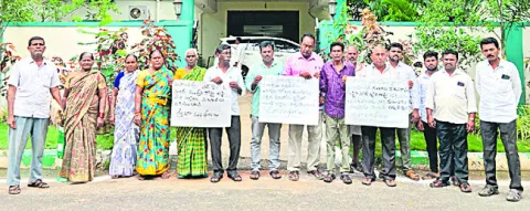 విద్యుత్‌ లైను పనులు అడ్డుకుంటున్న వారిపై చర్యలు తీసుకో