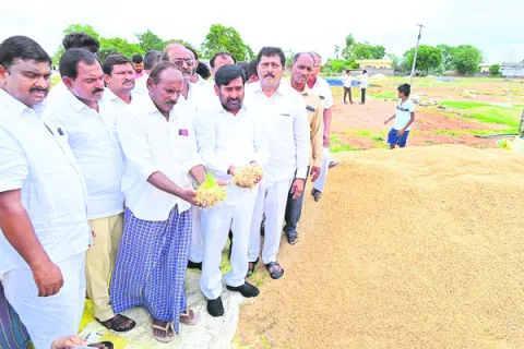 రైతుల సమస్యలు పట్టించుకునే వారే కరువయ్యారు