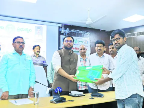 సేవాదృక్పథంతో విధులు నిర్వహించాలి