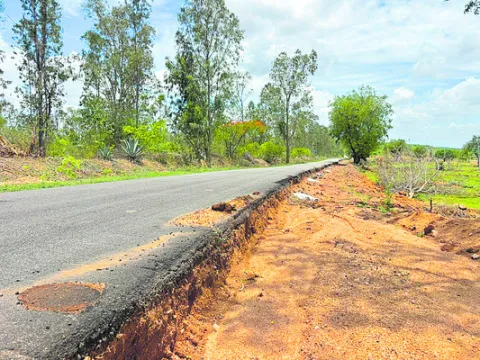 రోడ్డు అంచు.. ప్రమాదపు ఉచ్చు!