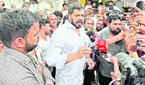 అక్రమ కేసులకు భయపడం 
