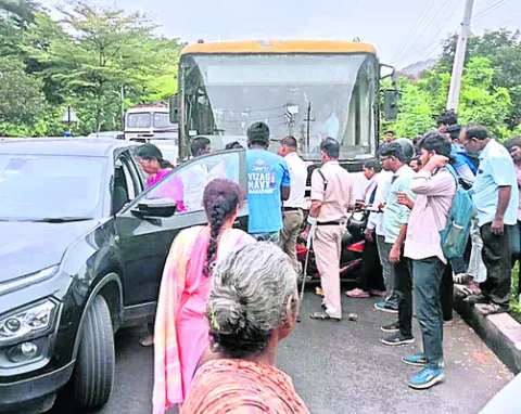 ఆర్టీసీ బస్సు బీభత్సం 