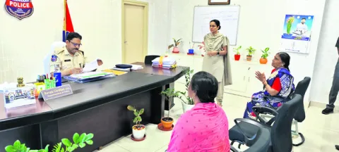 మంచి నడవడికతో గౌరవం పొందాలి 