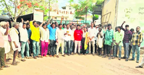 ఆర్డీఓ కార్యాలయం ఎదుట ఆదివాసీల ధర్నా 