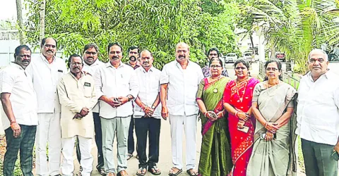 మృతుల కుటుంబాలను ప్రభుత్వం ఆదుకోవాలి 