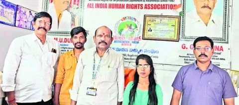 యువకులపై పోలీసుల దాడి దారుణం