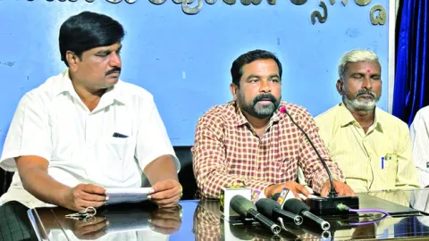 పేదలకు ఇళ్ల హక్కు పత్రాలివ్వండి 