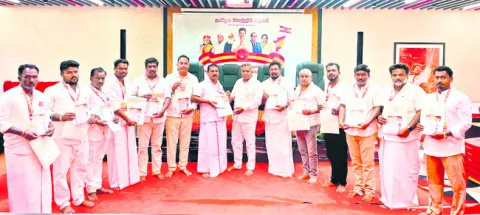 విద్యార్థులకు విజయ్‌ ప్రోత్సాహకం 