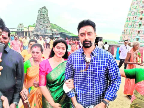 మురుగన్‌ సేవలో నటీ స్నేహ, ప్రసన్న దంపతులు 