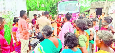 నీటి వసతి కోసం గ్రామీణుల రాస్తారోకో 