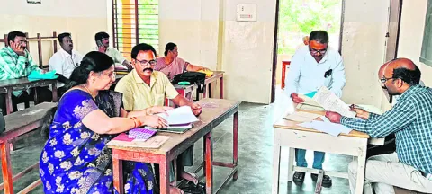 డీడీపై కలెక్టర్‌కు ఫిర్యాదు 
