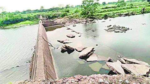 కొట్టుకుపోయిన చెక్‌డ్యాం ర్యాంపు 