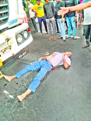రోడ్డు ప్రమాదంలో పీఎఫ్‌ కార్యాలయ ఉద్యోగి మృతి 