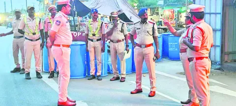 చెక్‌పోస్టుల వద్ద తనిఖీలు ముమ్మరం