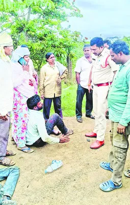 ట్రాక్టర్‌ను ఢీకొట్టిన కంటైనర్‌ లారీ