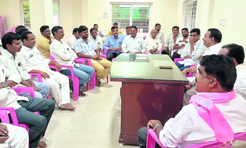 వాతావరణం ఆకాశం మేఘావృతమై ఉంటుంది. కొన్నిచోట్ల భారీ వర్ష