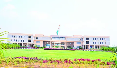 ఇన్‌చార్జీల పాలన ఇంకెన్నాళ్లు?