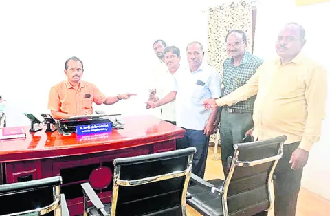 పేదలకు భూమి పట్టాలు అందించాలి