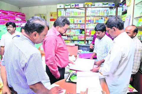 నకిలీ విత్తనాలు విక్రయిస్తే కఠిన చర్యలు 