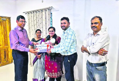 ముంబై దంపతులకు శిశివు దత్తత