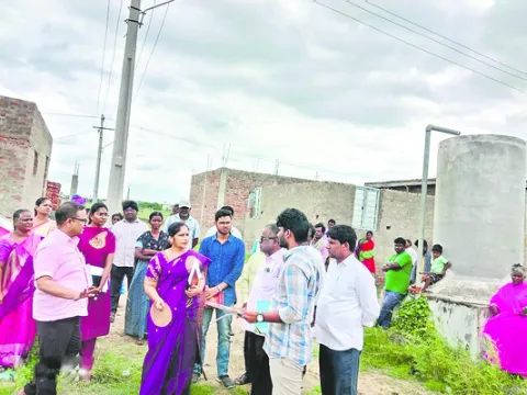 ఇళ్ల నిర్మాణం త్వరితగతిన పూర్తి చేయాలి 