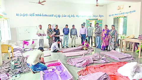 గడువులోగా యూనిఫాం అందించాలి 