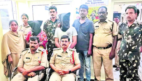 మహిళ హత్య కేసులో తల్లి, కొడుకు అరెస్టు