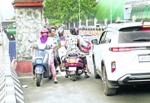 రాంగ్‌ రూట్‌లో రిస్క్‌ జర్నీ! 
