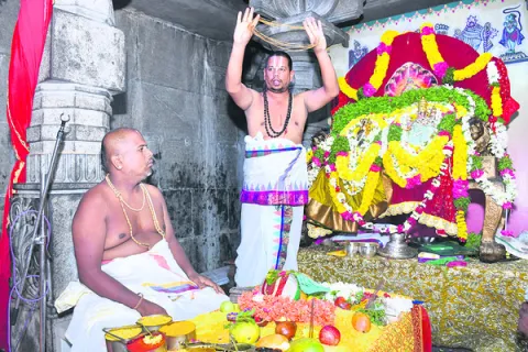 యాదగిరీశుడికి  నిత్యపూజలు

