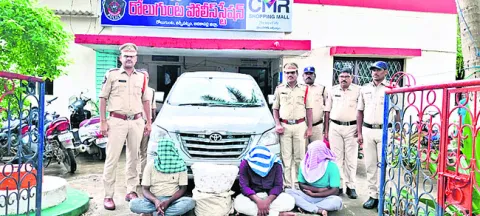 గంజాయి తరలింపుపై పోలీసుల దాడి 
