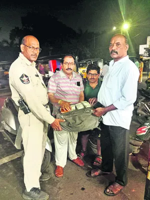 ఆటోలో మరిచిపోయిన రూ.1.2 లక్షలు 
